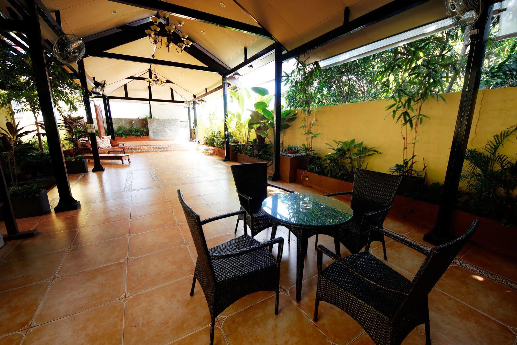 Casa Pura Inn And Suites Quezon City Exterior foto