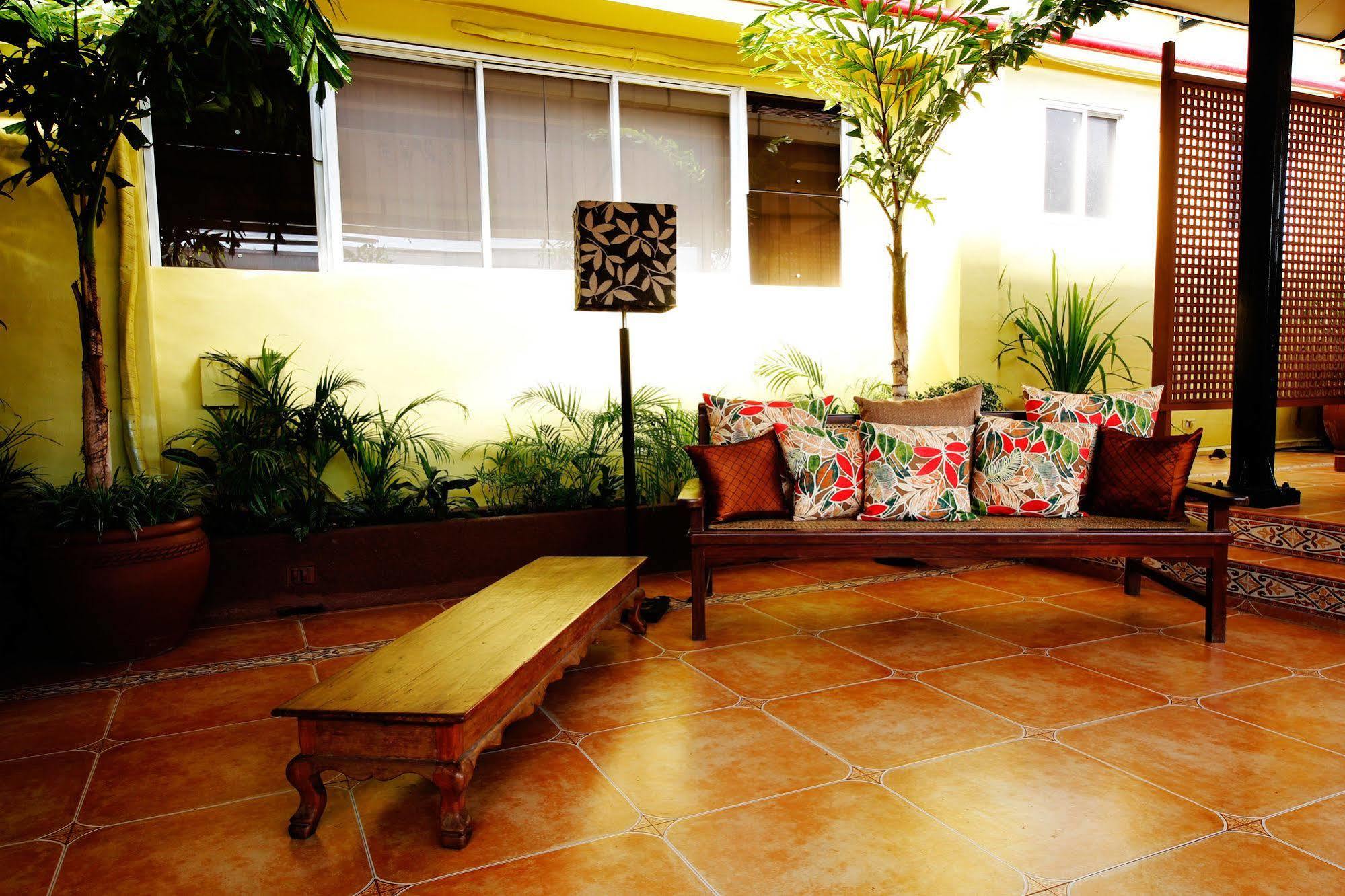 Casa Pura Inn And Suites Quezon City Exterior foto